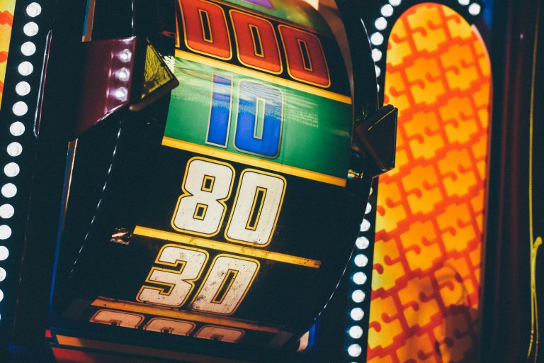 Vilken stil kommer att gynnas av spelarna: traditionell eller online slot?